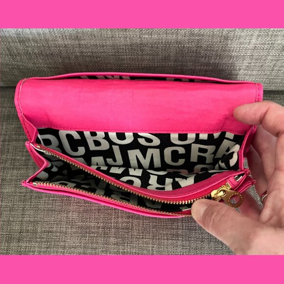 Marc by Marc Jacobs Totally Turnlock wallet in HOT PINK - Picture 6 of 10